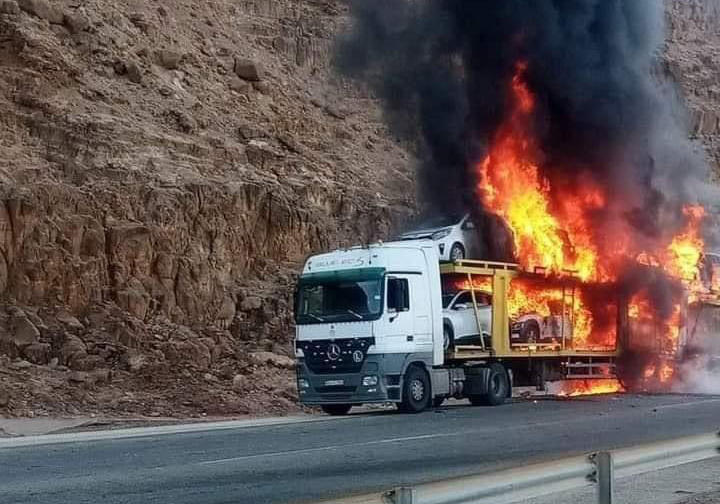 خسائر فادحة جراء حريق شاحنة محملة بالسيارات جنوب المملكة