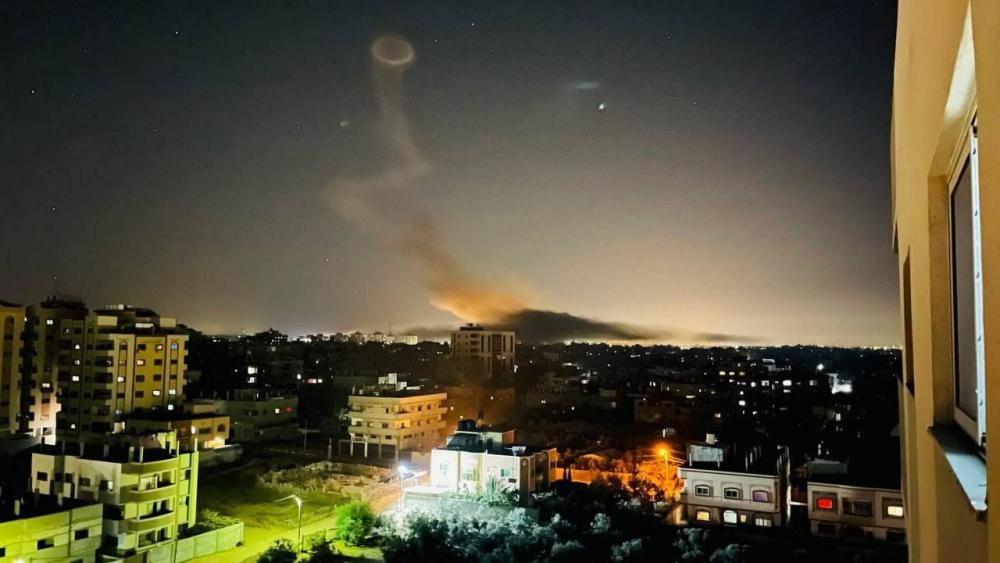 طائرات العدو تغير فجر اليوم الجمعة على أهداف في قطاع غزة بدعوى الرد على صواريخ إستهدفت مستوطنات الغلاف/ فيديو