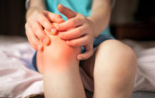 أسباب مفاجئة لألم الركبة.. إليكم 5 علاجات منزلية مناسبة