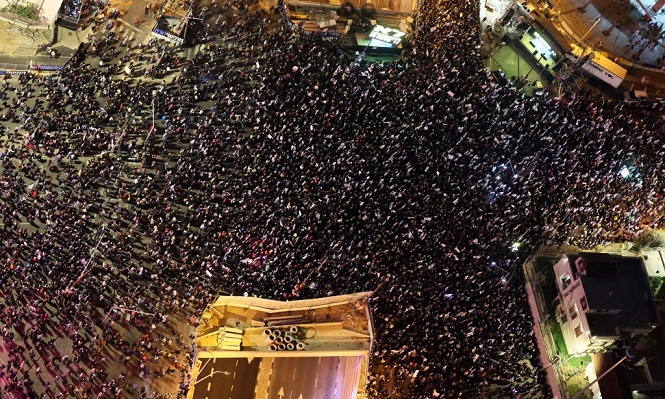 عشرات آلاف الإسرائيليين يتظاهرون في تل أبيب وحيفا وبئر السبع والقدس ضد حكومة نتنياهو/ فيديو