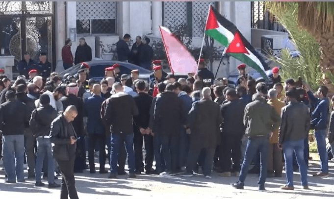 اعتصام جماهيري قرب السفارة الإسرائيلية في عمان، احتجاجاً على سياسة حكومة نتنياهو المتطرفة تجاه الأردن وفلسطين