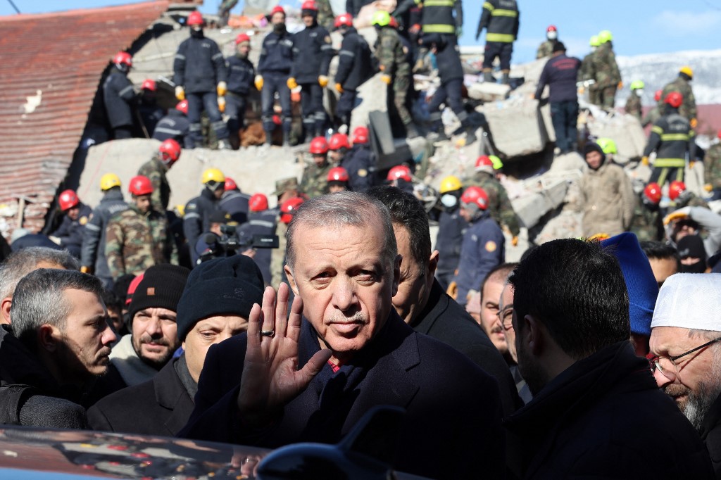 الزلزال والانتخابات التركية.. أردوغان يقر بتعثر جهود الإغاثة، ويهاجم 