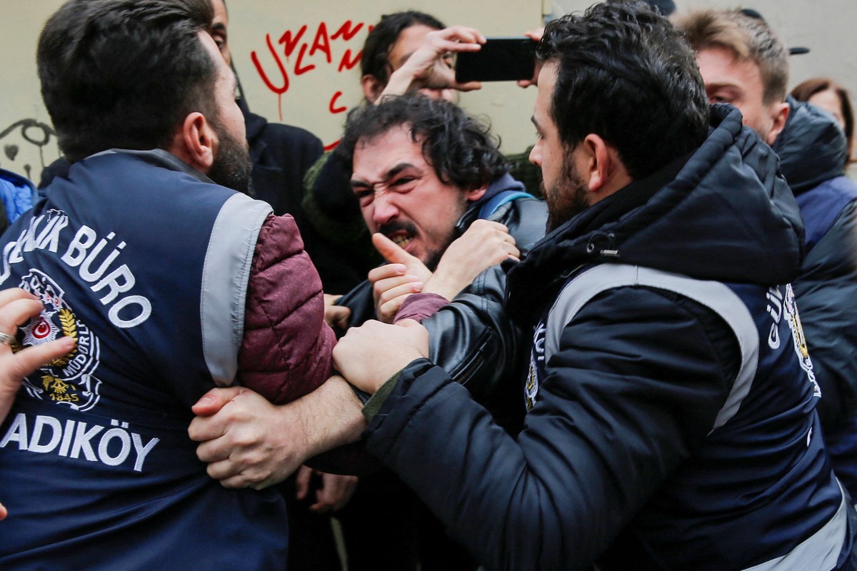 اردوغان وحزبه يواجهان وضعاً عصيباً بعد 3 أسابيع من الزلزال..موجة غضب تجتاح مدن وملاعب تركيا للمطالبة باستقالة الحكومة