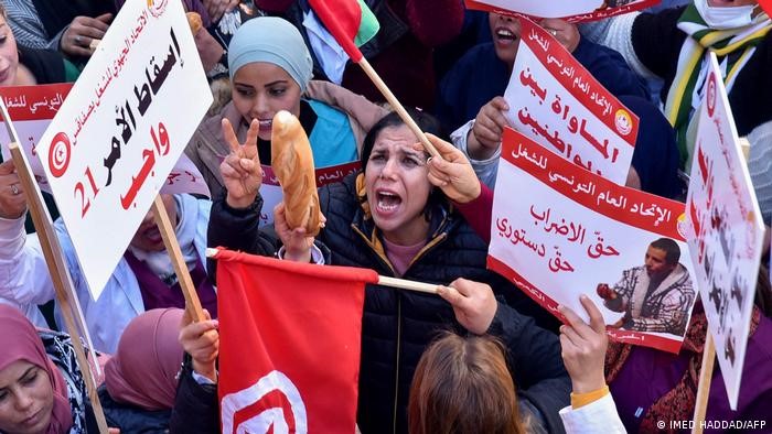 بعد حملات القمع المتصاعدة ضد المعارضين.. هل وصل التحول الديمقراطي في تونس إلى طريق مسدود؟
