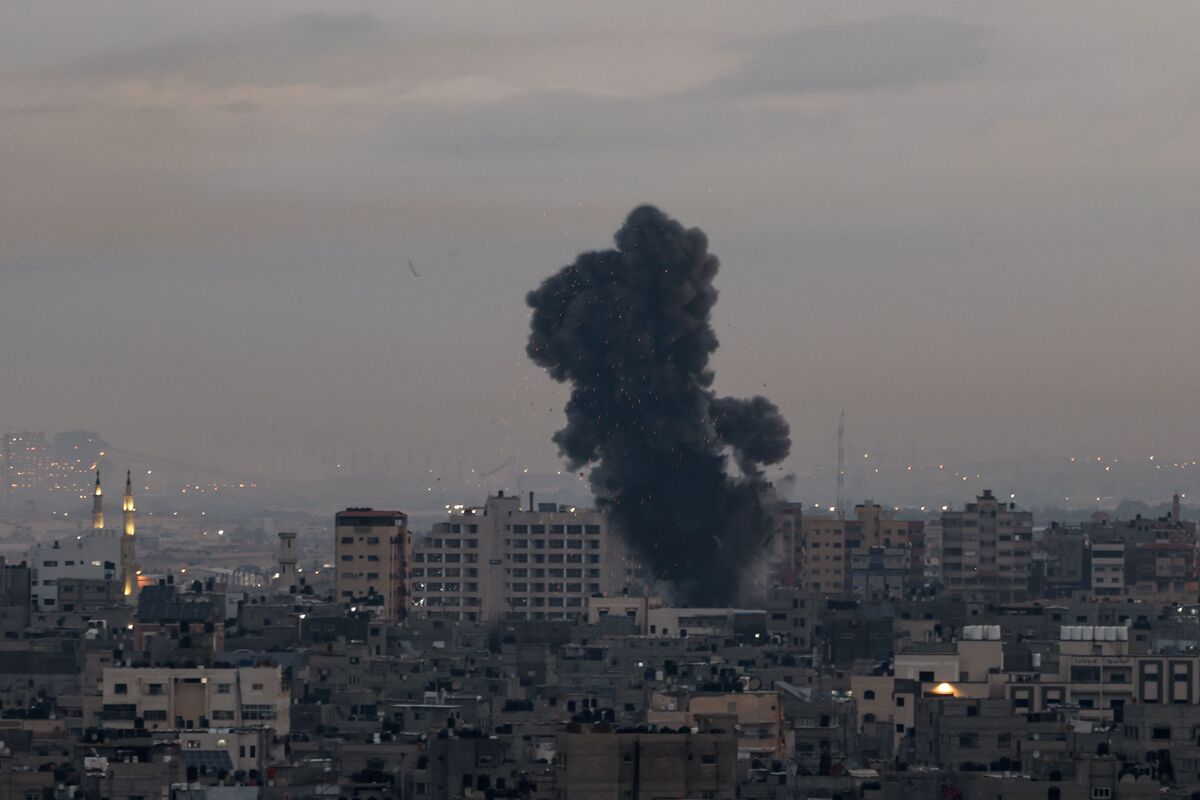 بعد رشقة صاروخية من المقاومة..  طائرات العدو الحربية تغير صباح اليوم الخميس على أهداف لحركة حماس في قطاع غزة