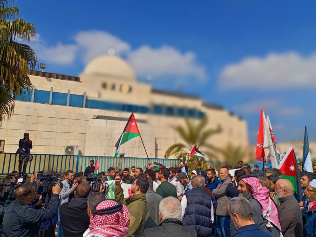 وقفة احتجاجية بالقرب من السفارة الإسرائيلية في عمان اليوم الجمعة، تنديداً بجرائم الاحتلال المستمرة وآخرها مجزرة نابلس