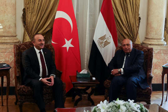 في أول زيارة منذ قطع العلاقات قبل 10 اعوام.. وزيرا خارجية تركيا ومصر (المفلستين) يؤكدان عدم الرجوع إلى فترة التوتر