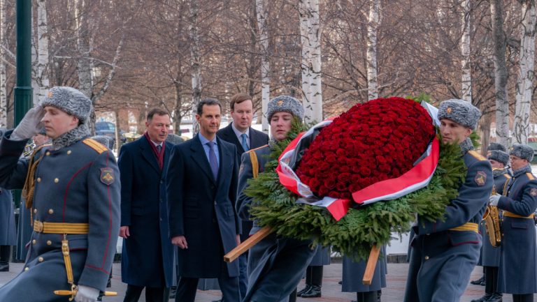 الأسد يضع إكليلاً من الزهور على ضريح الجندي المجهول في موسكو