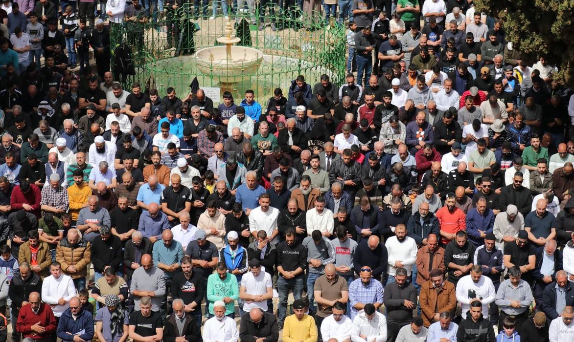 الأقصى رمز الدين والوطن.. 100 ألف مصلٍ يؤدون صلاة الجمعة الأولى من رمضان في المسجد الأقصى، رغم عراقيل الصهاينة