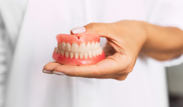 ضبط شخص يصنع أطقم أسنان دون شهادة علمية بالزرقاء