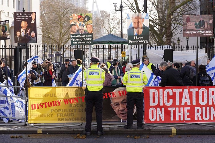 نتنياهو يتحول الى مسخرة عالمية.. مئات المحتجين يطاردونه اليوم الجمعة في لندن بهتاف: 