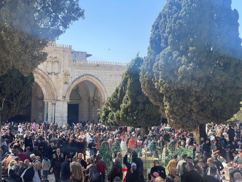 رغم تضییقات العدو الإسرائیلی.. ربع ملیون فلسطینی یؤدون الیوم صلاة الجمعة الرابعة من شهر رمضان فی السجد الأقصى