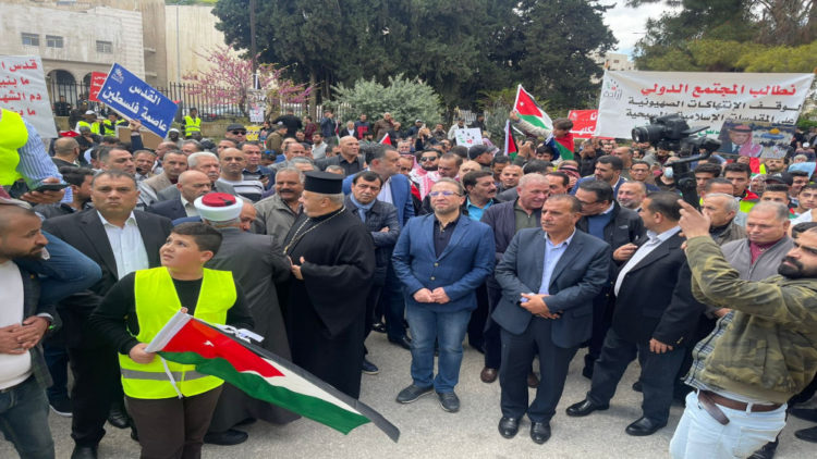 وقفة تضامنية أمام مسجد الجامعة الأردنية لدعم الصمود الفلسطيني