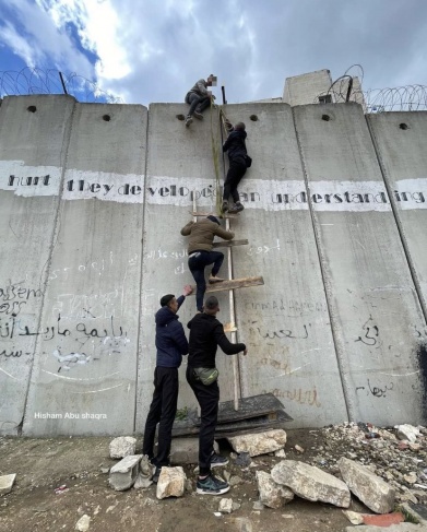 الشبان الفلسطينيون يتسلقون جدار العزل الصهيوني للصلاة بالأقصى