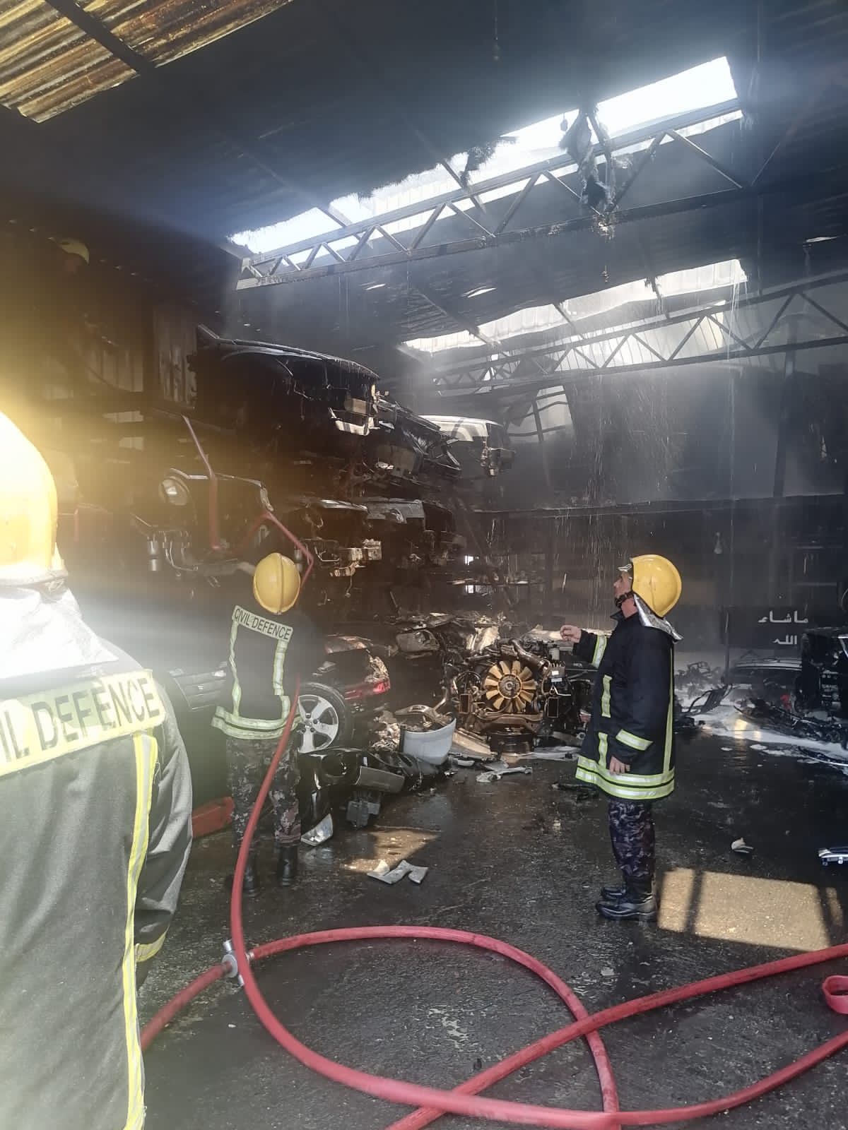 إخماد حريق بمحلات قطع سيارات وزيوت بمنطقة شمال عمان