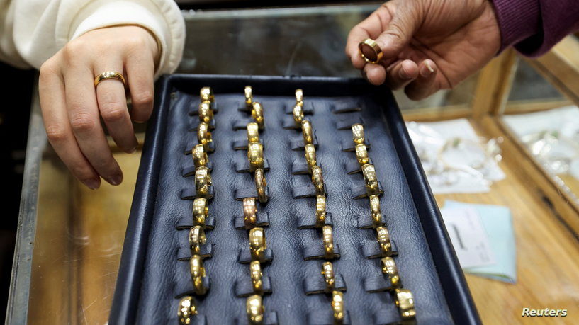أسعار الذهب في مصر تسجل مستويات تاريخية غير مسبوقة، خلال الأيام الأخيرة، جراء تهافت المصريين على شرائه كملاذ آمن