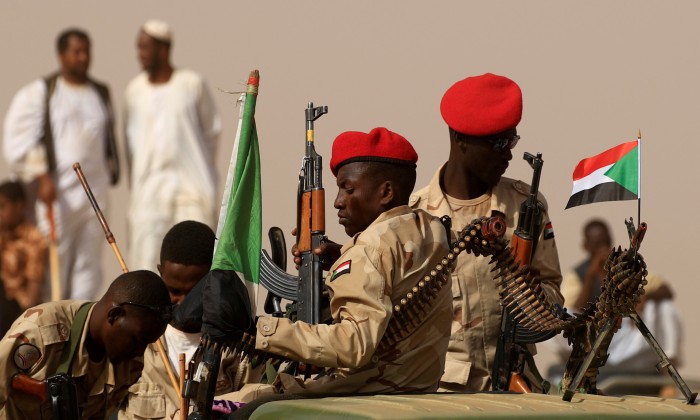 أجواء متوترة بين شركاء الانقلاب.. الجيش السوداني وقوات الدعم السريع يتبادلان نشر القوات والبيانات الغاضبة/ فيديو