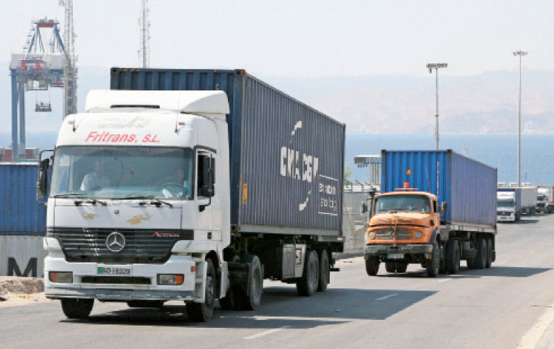 30 شاحنة أردنية عالقة.. توقف سفر الشاحنات الى السودان
