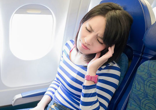 طريقة ذكية وناجحة لتلافي انسداد الأذن في الطائرة
