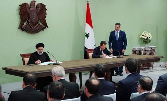 الأسد ورئيسي يوقعان مذكرة التفاهم لخطة التعاون الاستراتيجي طويل الأمد بين سوريا وايران، بعد وصول الرئيس الإيراني لدمشق
