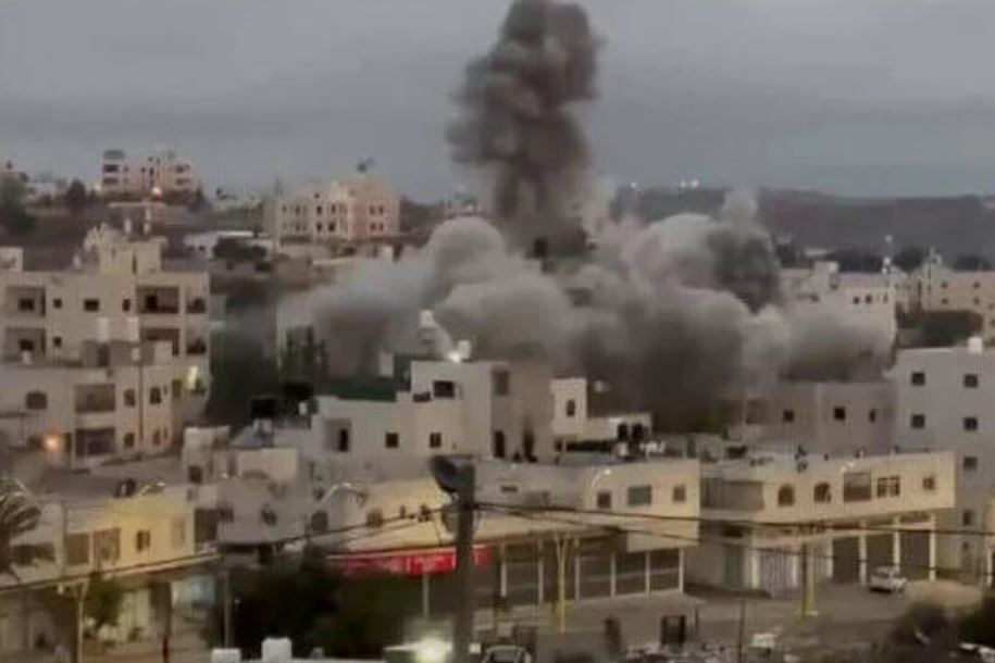 الاحتلال يفجر منزل عائلة معتز الخواجا منفذ عملية تل أبيب/ فيديو