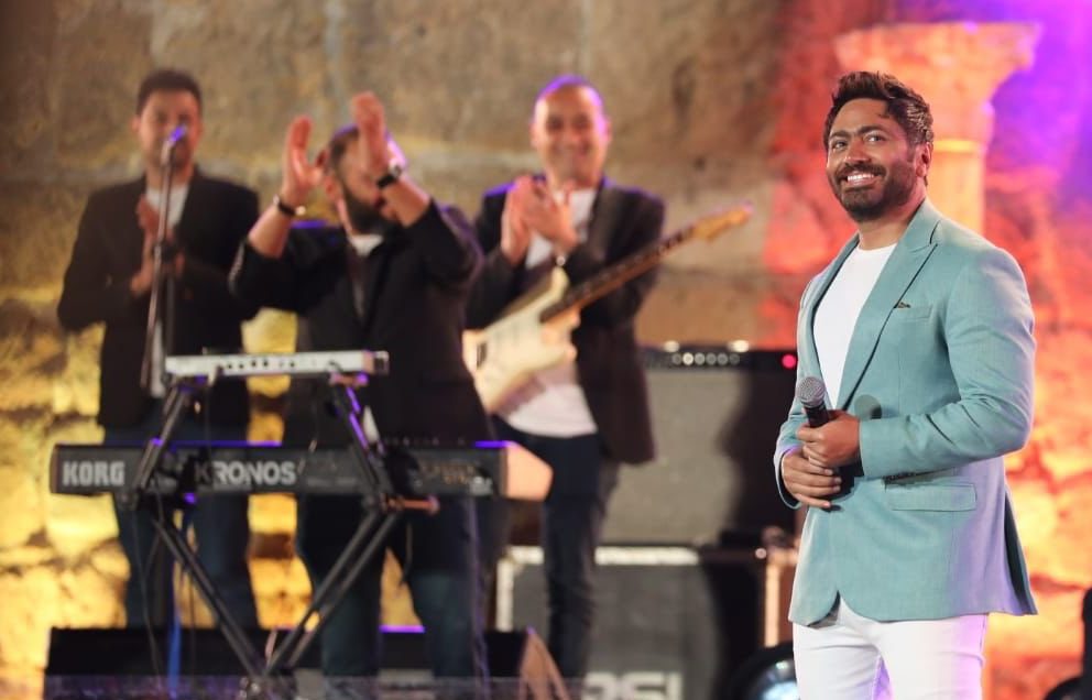 تامر حسني يشعل حفل ختام المهرجان العربي في تونس/ فيديو