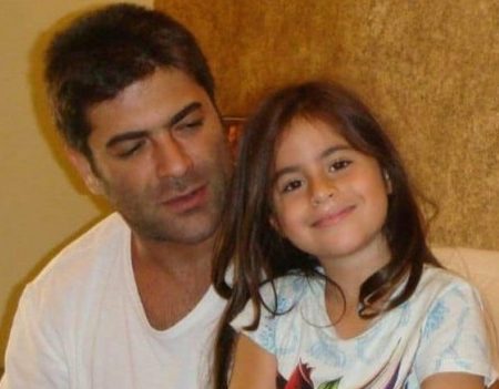وائل كفوري يغني لابنته ميشال ويمنحها قبلة/ فيديو