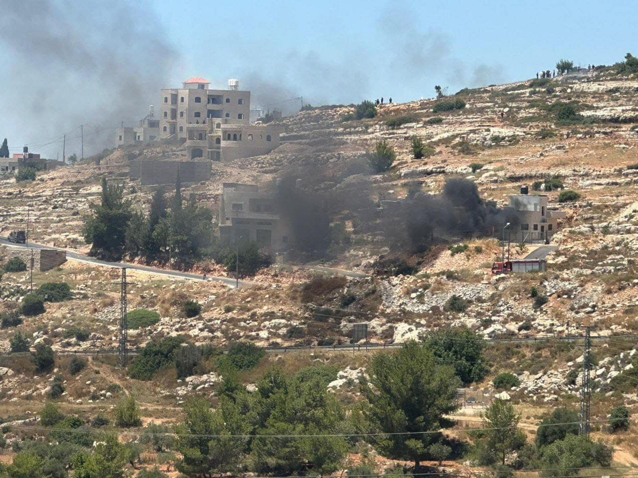 المستوطنون يهاجمون قرية أم صفا قضاء رام الله، ويطلقون الرصاص الحي صوب طاقم تلفزيون فلسطين أثناء تغطيته للأحداث/ فيديو