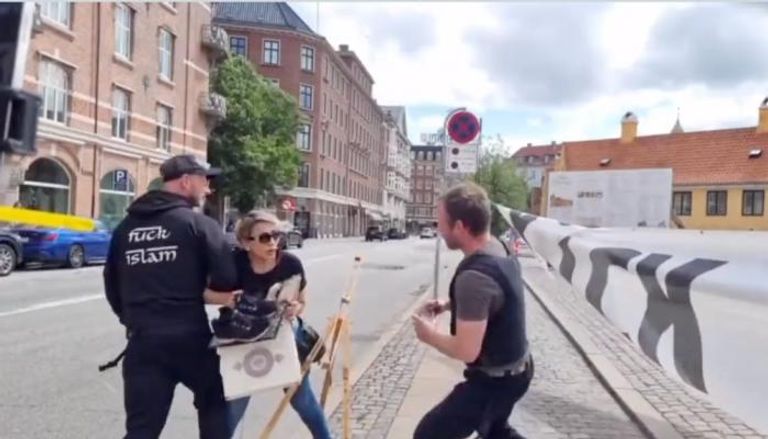 امرأة شجاعة تهاجم شخصين لمنعهما من حرق القرآن الكريم أمام السفارة العراقية في العاصمة الدنماركية/ فيديو