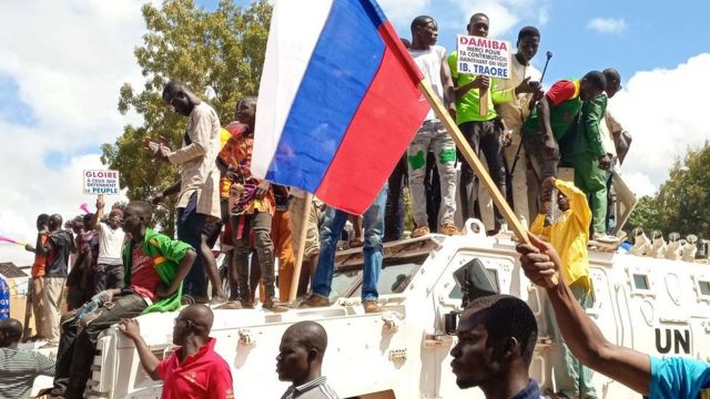متظاهرون يرفعون علم روسيا على سفارة فرنسا في النيجر