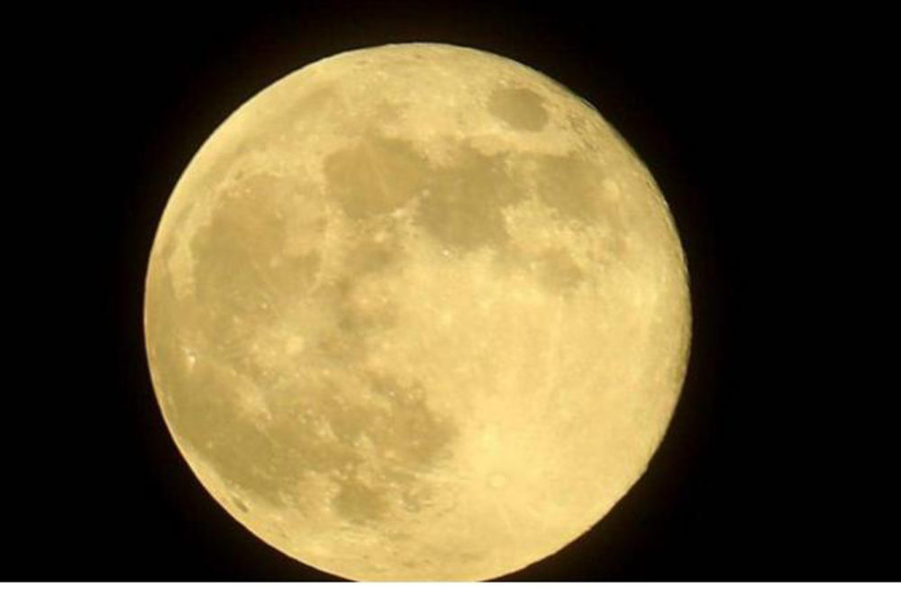 يظهر أكبر حجماً وأشد سطوعاً.. القمر العملاق يزين سماء الأردن الليلة