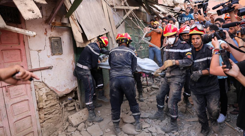 فرق الإنقاذ المحلية والأجنبية تسابق الزمن للعثور على ناجين يين الأنقاض، بعد أكثر من 48 ساعة من زلزال المغرب المدمر