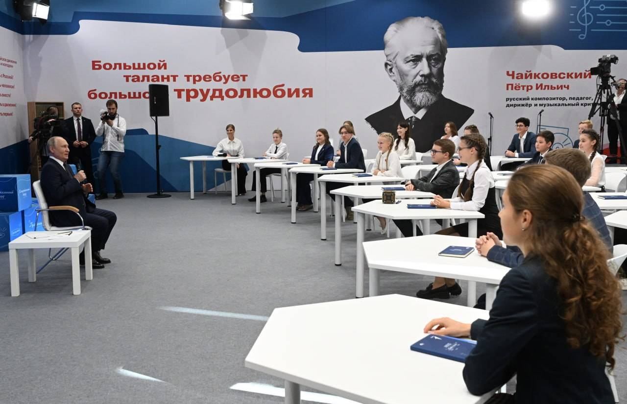 بوتين مخاطباً التلاميذ: روسيا «لا تُقهر»