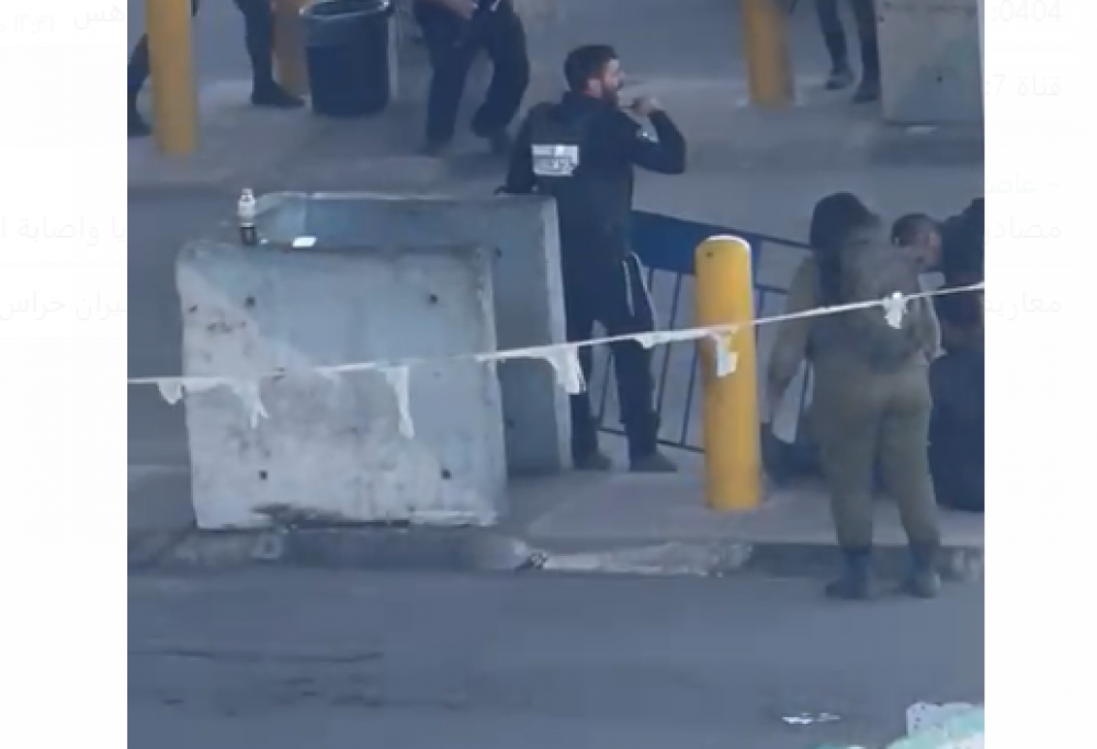 إصابة جندي صهيوني في عملية دهس على حاجز قلنديا شمال القدس، واعتقال المنفذ بعد اطلاق النار عليه/ فيديو
