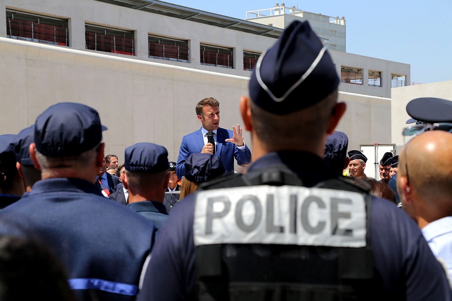 لأنهم يمقتون الإسلام.. فرنسا تمنع شاباً مسلماً من دخول مدرسة الشرطة لمجرد وجود علامة السجود 