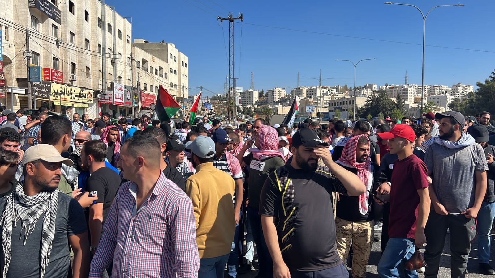 قوات الأمن الأردني تمنع وصول آلاف المتظاهرين إلى الحدود مع إسرائيل، وتطلق بكثافة قنابل الغاز المسيل للدموع/ فيديو