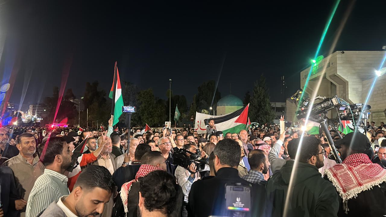 مسيرة شعبية في عمان، اليوم الثلاثاء، نحو مبنى رئاسة الوزراء تنديداً بالمجازر الإسرائيلية، ودعما للمقاومة في غزة/ فيديو