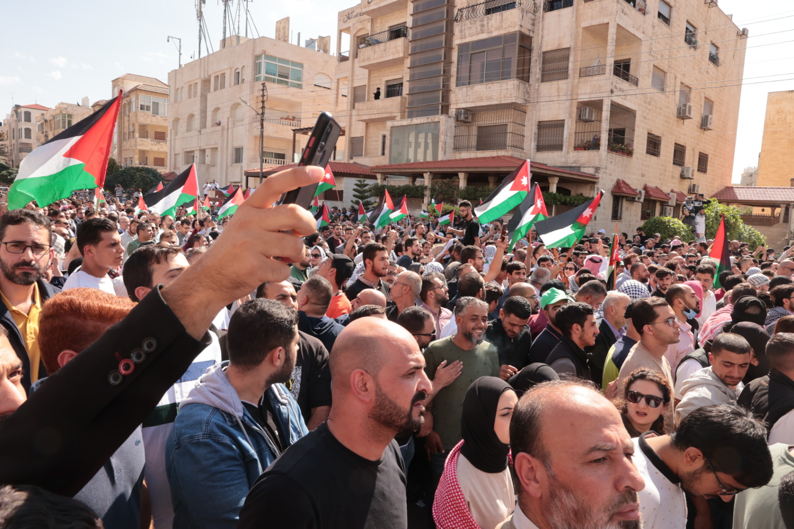 بمشاركة الآلاف.. وقفة تضامنية مع غزة والمقاومة، قرب السفارة الصهيونية بعمّان/ فيديو