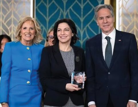 حقوقية أردنية تتنازل عن جائزة أمريكية، جراء دعم واشنطن للعدوان الصهيوني