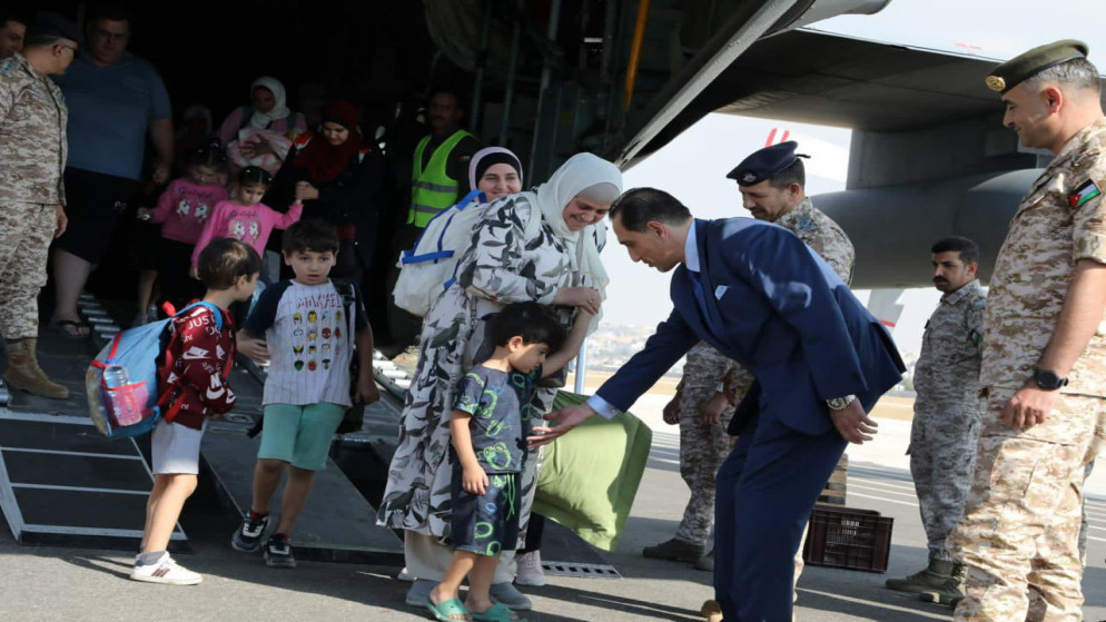 وصول 53 أردنيا تم إجلاؤهم من غزة عبر مصر إلى عمان
