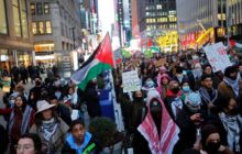 خلافاً لموقف بايدن الخرف.. مظاهرات ضخمة تجتاح نيويورك وشيكاغو لدعم المقاومة والمطالبة بوقف العدوان على غزة/ فيديو